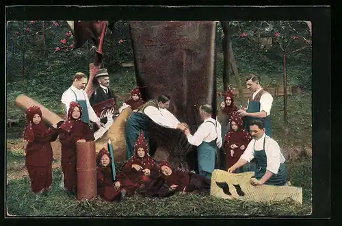 AK Döbeln, 600 jähriges Innungs-Jubiläum 1925, Heinzelmännchen helfen bei der Anfertigung des Riesen-Stiefels