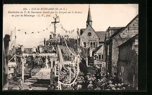 AK Ile-de-Béhuard, Bénédiction du T.-S.Sacrement donnée par les Evéques sur le Rocher
