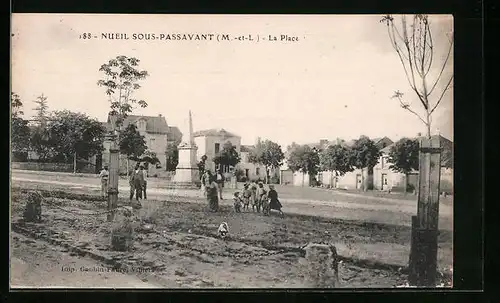 AK Nueil-sous-Passavant, La Place