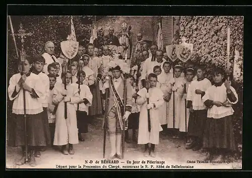 AK Béhuard, Un jour de Pélerinage, Départ pour la Procession du Clergé