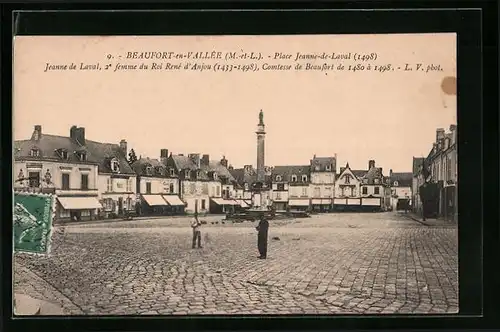 AK Beaufort-en-Vallée, Place Jeanne de Laval