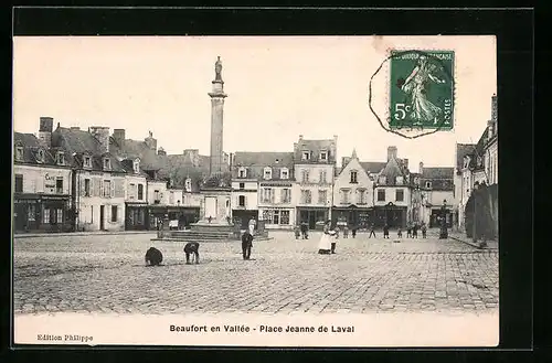 AK Beaufort-en-Vallée, Place Jeanne de Laval