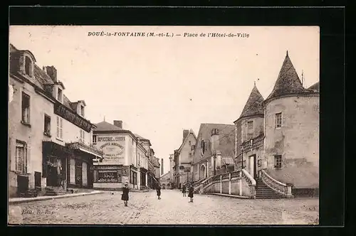 AK Doué-la-Fontaine, Place de l`Hotel de Ville