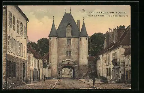 AK Villeneuve-sur-Yonne, Porte de Sens, Vue intérieure