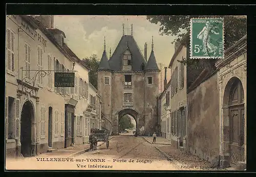 AK Villeneuve-sur-Yonne, Porte de Joigny, Vue intérieure