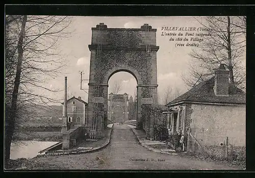 AK Villevallier, L`entrée du Pont suspendu du coté du Village (rive droite)