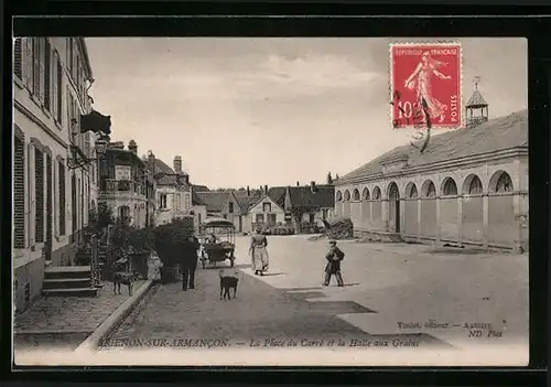 AK Brienon-sur-Armancon, La Place du Carré et la Halle aux Grains