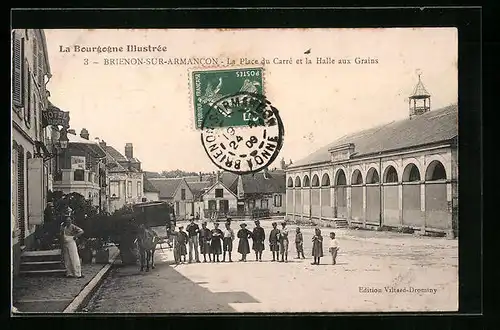 AK Brienon-sur-Armancon, La Place du Carré et la Halle aux Grains