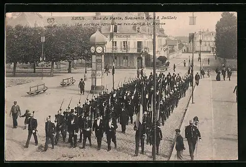 AK Sens, Rue de Paris, Un Souvenir du 14 Juillet, Le cortège officiel se rendant à la Revue