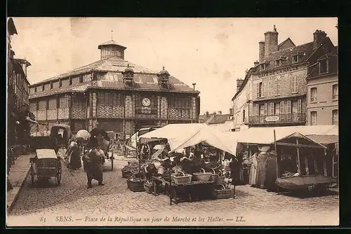 AK Sens, Place de la République un jour de Marché et les Halles