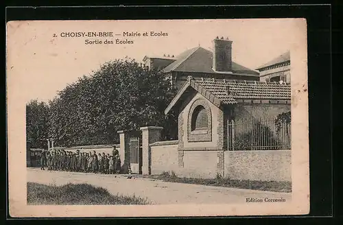 AK Choisy-en-Brie, Mairie et Ecoles, Sortie des Ecoles