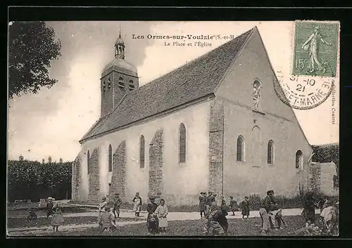 AK Les Ormes-sur-Voulzie, La Place et l`Eglise
