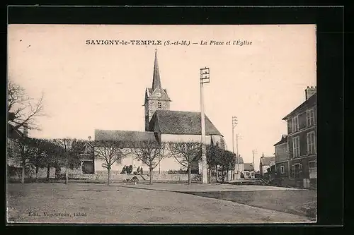 AK Savigny-le-Temple, La Place et l`Eglise