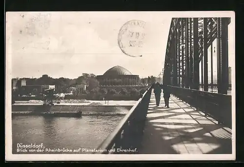 AK Düsseldorf, Blick von der Rheinbrücke auf Planetarium und Ehrenhof