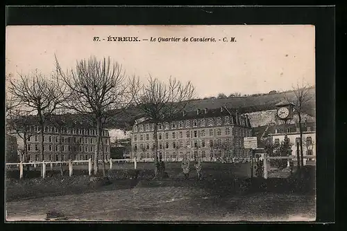 AK Évreux, Le Quartier de Cavalerie