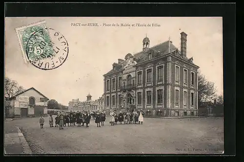 AK Pacy-sur-Eure, Place de la Mairie et l`Ecole de Filles