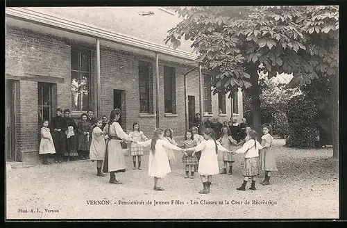 AK Vernon, Pensionnat de Jeunes Filles, les Classes et la Cour de Récreation