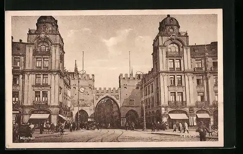 AK München, Passanten vor dem Karlstor
