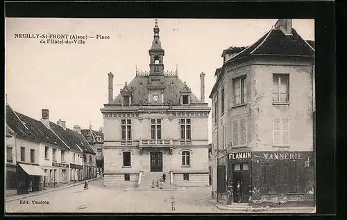 AK Neuilly-Saint-Front, Place de l'Hotel-de-Ville