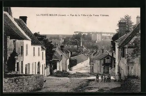 AK La Ferté-Milon, Vue de la Ville et du Vieux Chateau