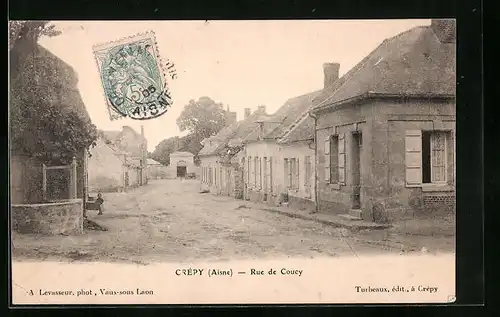 AK Crépy, Rue de Coucy, Strassenpartie