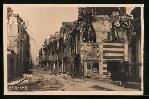 AK Soissons, Strassenpartie mit zerstörten Häusern