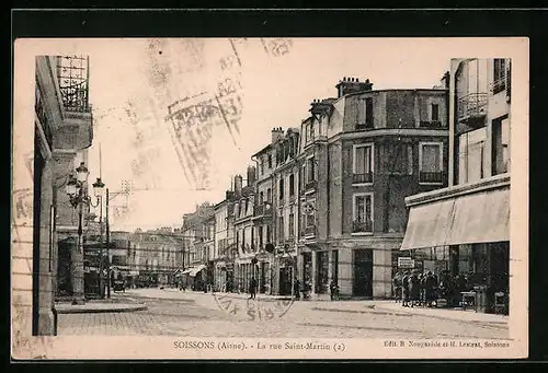 AK Soissons, La rue Saint-Martin, Strassenpartie