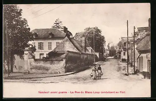 AK Vendeuil, Avant Guerre, la Rue du Blanc Loup conduisant au Fort