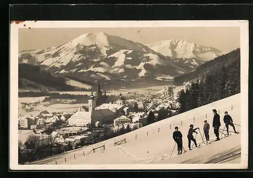 AK Mariazell, Ortsansicht im Winter, Skifahrer am Hang