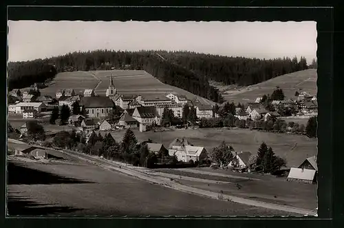 AK Schönwald / Schwarzwald, Ortsansicht mit Kirche aus der Vogelschau
