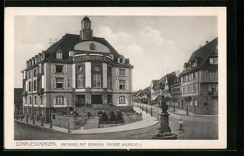 AK Donaueschingen, Rathaus mit Denkmal Kaiser Wilhelm I.