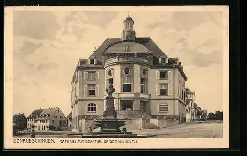 AK Donaueschingen, Rathaus mit Denkmal Kaiser Wilhelm I.