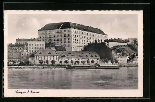 AK Linz a. D., Flusspartie, Blick zur Schlosskaserne