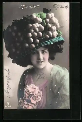 AK Junge Frau mit extravagantem Hut, Mode 1909!