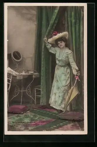 AK Junge Frau hält einen Schirm in der Hand