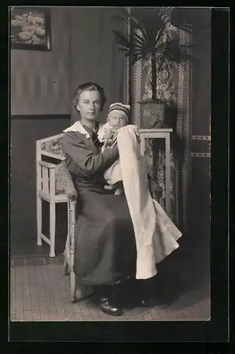 AK Mutter hält ihr Kind auf dem Arm, Mutterglück