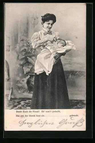 AK Mutter hält ihr Neugeborenes im Arm, Mutterglück