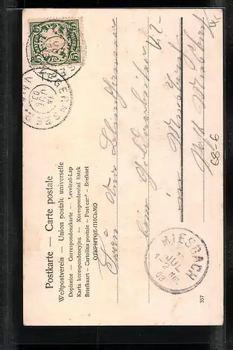 AK Mutter hält ihr Neugeborenes im Arm, Mutterglück