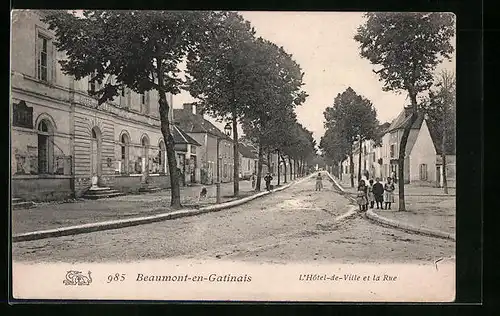 AK Beaumont-du-Gatinais, L`Hotel de Ville et la Rue