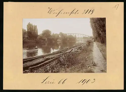 Fotografie Brück & Sohn Meissen, Ansicht Weissenfels a. d. S., Saale mit Pfennigbrücke und Einerruderer, Flösser