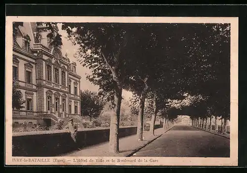 AK Ivry-la-Bataille, L`Hôtel de Ville et le Boulevard de la Gare