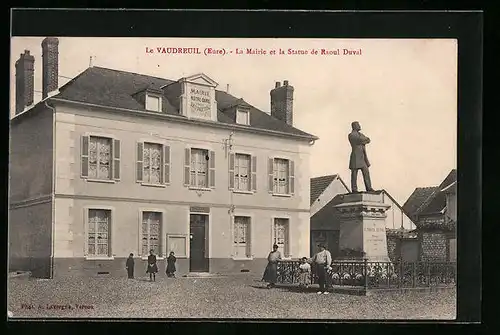 AK Le Vaudreuil, La Mairie et la Statue de Raoul Duval
