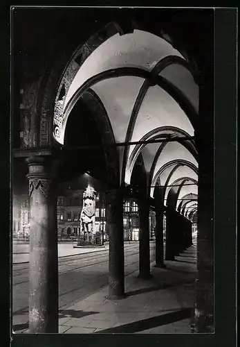 AK Bremen, Stadtplatz und Laubengang bei Beleuchtung