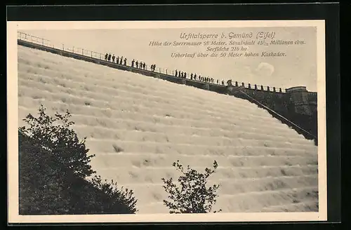 AK Gemünd / Eifel, Passanten an der Sperrmauer der Urfttalsperre
