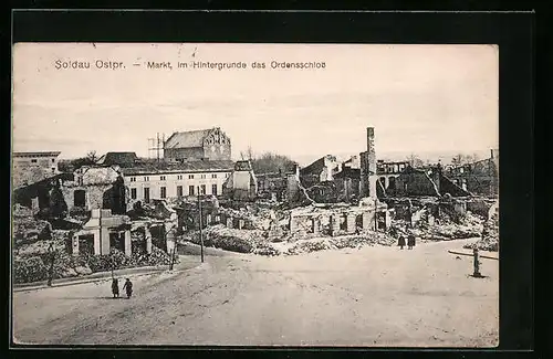 AK Soldau /Ostpr., Markt, Im Hintergrunde das Ordensschloss