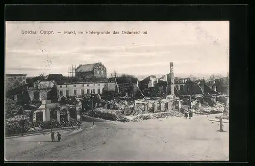 AK Soldau /Ostpr., Markt, Im Hintergrunde das Ordensschloss