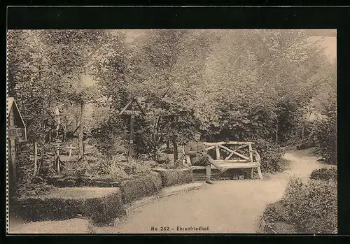 AK Soldat auf dem Ehrenfriedhof