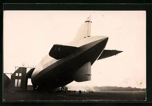 Foto-AK Luftschiff Zeppelin auf dem Landeplatz