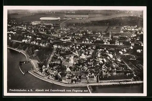 AK Friedrichshafen a. B., Altstadt und Zeppelinwerft vom Flugzeug aus, Zeppelin