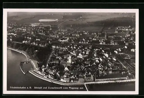 AK Friedrichshafen a. B., Altstadt und Zeppelinwerft vom Flugzeug aus, Zeppelin